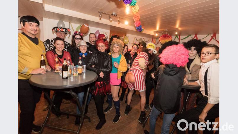 Egal ob Scheich, wilder Rammler oder Captain Kirk vom Raumschiff Enterprise, die Fußball-Narren feierten bis in Nacht. Bild: dtr