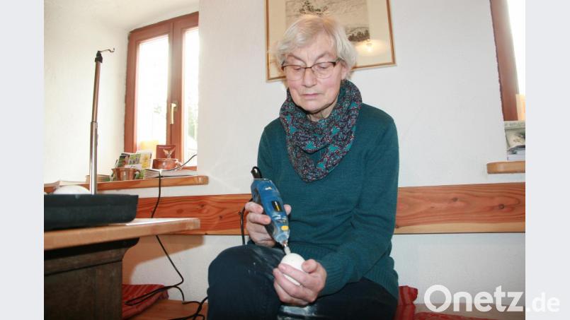 In der Wirtsstube wurde fleißig gebohrt. Ein wenig Fingerspitzengefühl war dabei aber schon nötig. Bild: wro