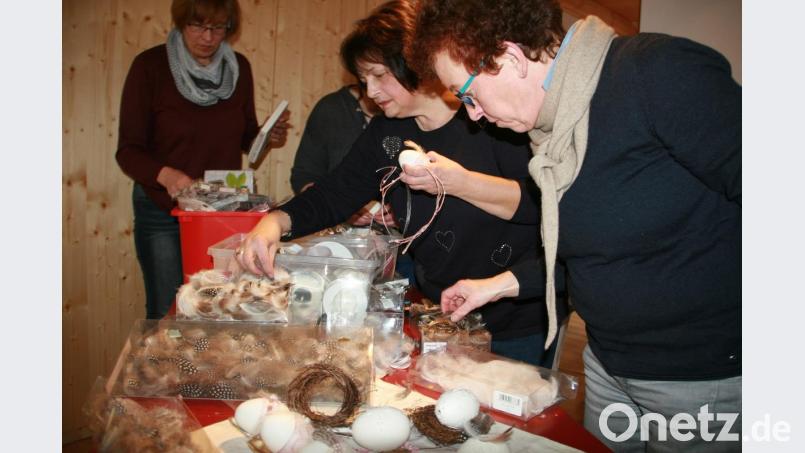 Kursleiterin Birgit Schön hatte nicht nur Ideen, sondern auch reichlich Material mitgebracht. Bild: wro