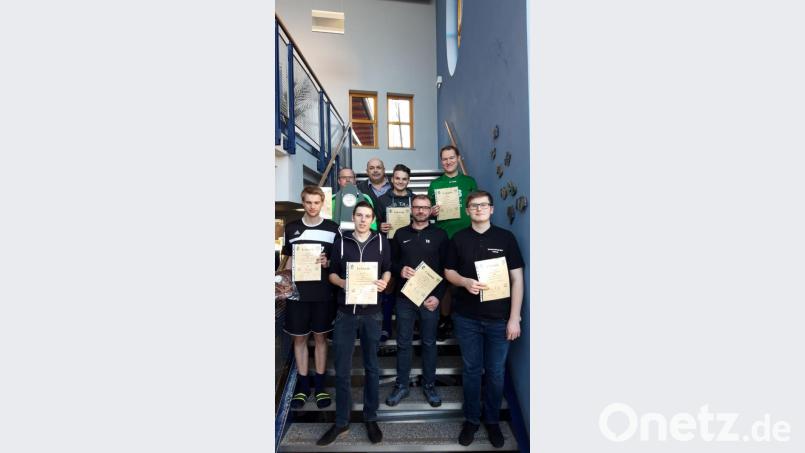 Zur Erinnerung an das 16.Hallenfußballturnier der Schiedsrichter Gruppe Amberg stellten sich die Spielführer dem Fotografen: Von links:. Schwandorf (1.), Obmann Thomas Gebele, Pegnitzgrund (2.), Amberg-1 (3. Tim Schuller). Vorne von links: Regensburg (5.), Neumarkt (6.), Amberg –2 (7.Reinhold Roth) und Amberg-3 (8. Timo Roth). Bild: gel