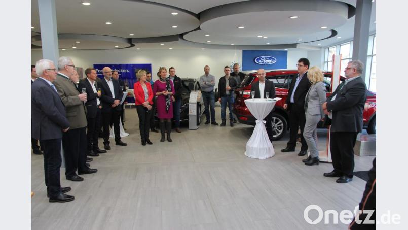 Alle Gäste versammelten sich am Samstagvormittag im neu gestalteten Ausstellungsraum des Autohauses. Bild: ral