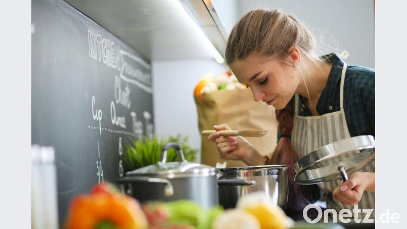 Kochen kann sogar therapeutische Effekte erzielen – ähnlich wie etwa Stricken oder Malen. Symbolbild: lenets_tan – stock.adobe.com