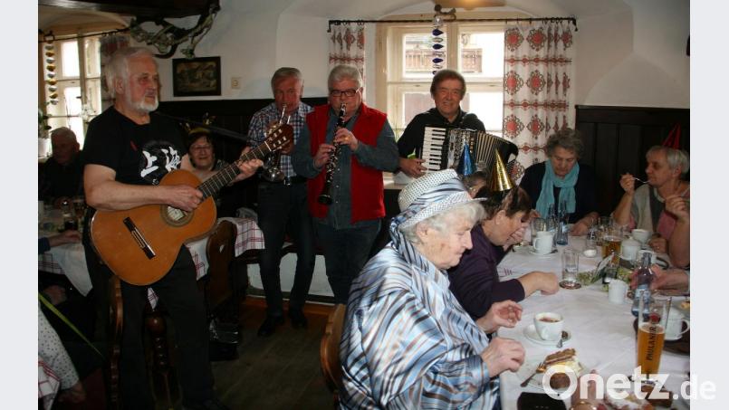 Die Falkenberger Zoiglmusik gehört bei vielen gemütlichen Veranstaltungen (nicht nur in Falkenberg) dazu. Bild: wro