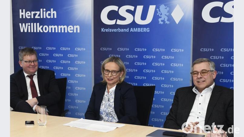 Es ist nicht nur eine nette Geste, dass Oberbürgermeister Michael Cerny (links) und der Vorsitzende der CSU-Stadtratsfraktion, Dieter Mußemann, die Stadträtin Michaela Frauendorfer in die Mitte genommen haben. Sie soll den Vorsitz des christsozialen Kreisverbands übernehmen. Bild: Petra Hartl