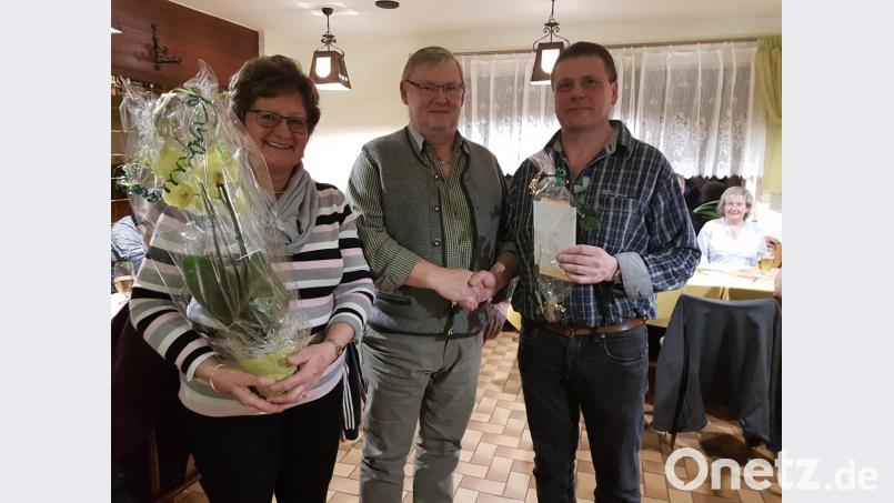 Monika Besold und Jagdvorsteher überreichen an Rudi Gräbner - Bildmitte - zum Dank seiner Jahrzehnte andauerenden Jagdtätigkeit ein Geschenk. Bild: hzi