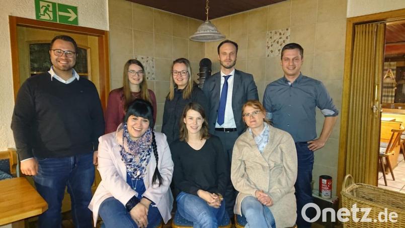 Gut aufgstellt fühlen sich JU-Kreisvorsitzender Matthias Grundler, Sabina Eichner, Jasmin Bayer, Maximilian Rubenbauer, CSU-Vorsitzender Wolfgang Söllner (hinten, von links) sowie JU-Vorsitzende Antonia Ritter, Anna Ritter und stellvertretende JU-Vorsitzende Sonja Söllner (vorne, von links) Bild: soj