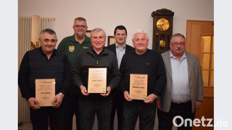 Zum ersten Mal in seiner Vereinsgeschichte ernannte der Fischereiverein verdiente Mitglieder zu Ehrenmitglieder. Durch besondere Leistungen haben sich (von links mit Urkunde) Josef Gerstl, Hans Lehner und Josef Mutzbauer ausgezeichnet. Der Fischereiverband Oberpfalz ehrte Vorsitzenden Peter Babl (rechts) und Michael Jäger (Zweiter von links) mit der Ehrennadel in Silber. Die Ehrennadel in Gold erhielt Michael Schwander. Er war bei der Übergabe verhindert. Zur Auszeichnung gratulierte Bürgermeister Martin Schwandner (Dritter von rechts). Bild: bnr