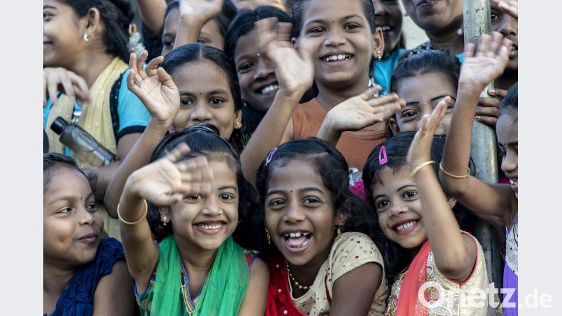 Nach der Messe in Tamil Nadu im Süden Indiens winken die Kinder den Besuchern aus Deutschland zu Bild: Christian Höllerer/exb