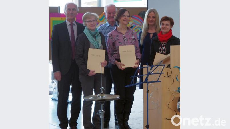 Die Abschiedsfeier machte deutlich, wie beliebt und geschätzt die drei Kolleginnen an der Fichtelnaabtal-Grund- und Mittelschule waren. Von links: Schulverbandsvorsitzender und erster Bürgermeister Peter König, Gabriele Schraml, ehemaliger Rektor Ludwig Frank, Brigitte Wölfel, Rektorin Sabine Graser und Ingeborg Drehobel Bild: jpl