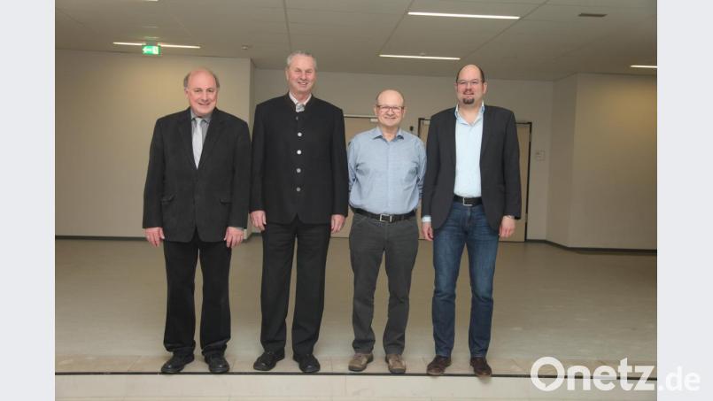 Schulleiter Georg Hecht, Ernst Reber, Heinrich Hertel, Personalratsvorsitzender Tobias Lang (von links) bei der Verabschiedung. Bild: exb/Stiftland-Gymnasium