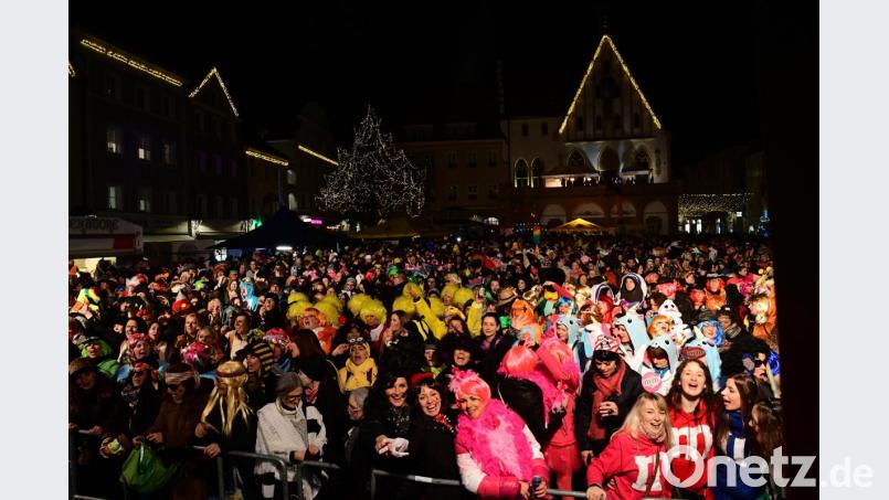 „Seid ihr gut drauf?“, ruft der Sänger der Quertreiber in die Menge. Was für eine Frage! Besser drauf geht nicht. Mehr als 7500 Narren feierten vergangenens Jahr bei der Hexennacht auf dem Marktplatz. Auch dieses Mal werden mehrere tausend Besucher erwartet. Bild: Petra Hartl