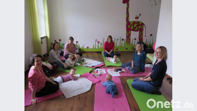 „Einfache Bewegungsspiele könnt ihr jederzeit zu Hause ohne Sportgeräte machen“, erklärte Andrea Kick (Zweite von rechts) den Müttern beim Babykurs. Bild: jzk