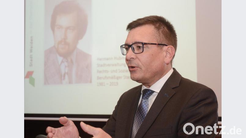 Sie bringen das Sozialbürgerhaus gemeinsam auf den Weg. Agentur für Arbeit-Chef Thomas Würdinger dankte Hubmann für sein Engagement. Bild: Gabi Schönberger