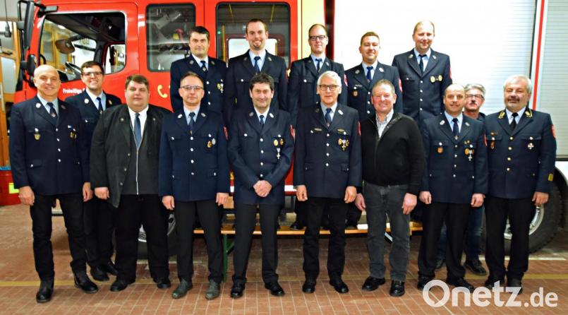 Bei den Neuwahlen wurde die Vorstandschaft in ihren Ämtern bestätigt. Vorne Dritter von rechts Vorsitzender Georg Graf, rechts Kreisbrandrat Fredi Weiß, vorne Dritter von links Bürgermeister Dieter Dehling. Bild: no