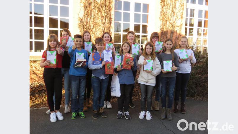 Die Kinder, darunter Sieger Felix Schmidkonz (3 v. li.), waren sichtlich erleichtert, als sie am Ende der gut zweieinhalb Stunden Vorlesewettbewerb mit einem Buchgeschenk wieder entlassen wurden. Bild: ubb