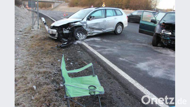 Beim Einbiegen auf die B299 übersah der VW-Fahrer den Skoda. Beide Fahrzeuge krachten ineinander. Bild: kro