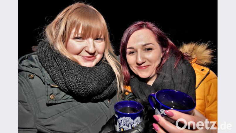 Den Mädels schmeckt’s. Dicke Jacken und heißer Glühwein wirken gegen die Kälte. Bild: chl