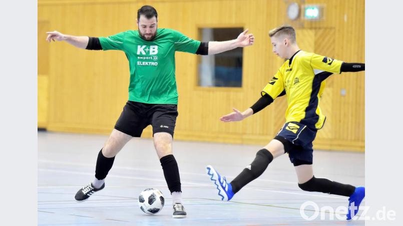 Eine Szene aus dem Spiel: SR-Gruppa Amberg I (in Grün) - mit Oktay Türksever gegen SR-Gruppe Amberg III


Bild: Ziegler Bild: Ziegler