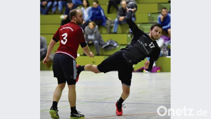 Fabian Szameitat (rechts) beim Torwurf: Der HC Weiden verlor auch gegen die TS Herzogenaurach und ist vor dem Abstieg kaum noch zu retten. Bild: Alfred Schwarzmeier