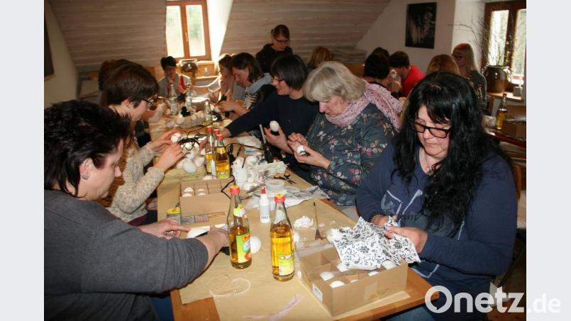 Im Kulturbuan – oben im ersten Stock – hatte man die Tische zusammengestellt, damit gemeinsam gearbeitet werden konnte. Bild: wro