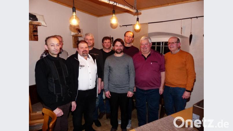 Johannes Mutzbauer (Dritter von rechts) bleibt der Jagdvorsteher in Ober- und Unterwildenau. Michael Gräf (vorne, Mitte) ist der neue Schriftführer Bild: hme