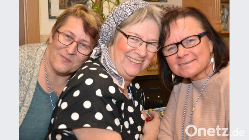 Christa Binner (Mitte) mit ihren Helferinnen Martina Donhauser und Eva Cyron freuten sich über gut 150 Besucher beim Kinderfasching am &quot;Postkeller&quot;. Bild: hcz