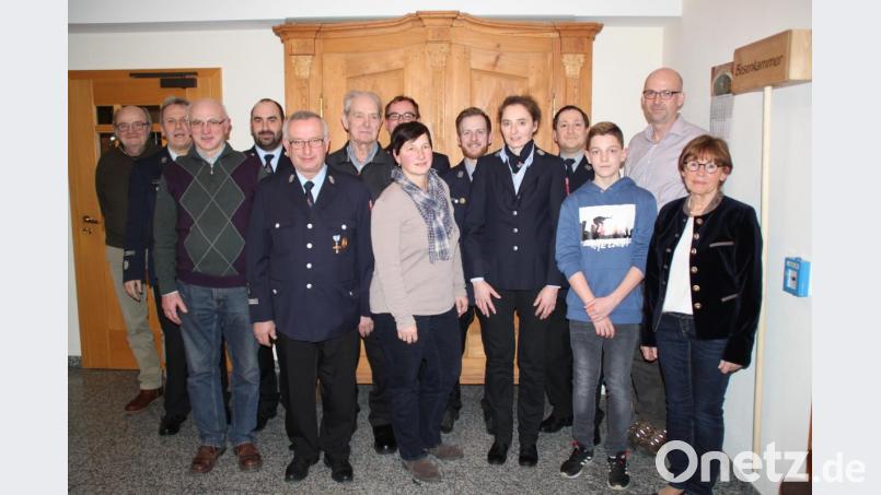 Auch wenn die neun zur Ehrung für langjährige Treue anstehenden Mitglieder mit Abwesenheit glänzten, gibt es durch drei Neuaufnahmen bei den Aktiven und zwei bei den fördernden Mitgliedern durchaus Positives in der Jahreshauptversammlung der Roschauer Feuerwehr. Bild: prh