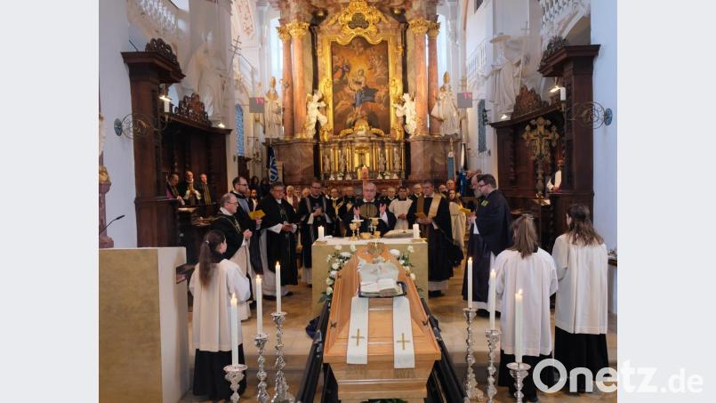 Während des Trauergottesdienste war der Sarg mit dem Leichnam von Pater Hermann Wolf vor den Stufen zum Altarraum der Klosterkirche aufgebahrt. Auf dem Sarg waren die Insignien des 64 Jahre währenden Wirkens, Stola, Messkelch, Birett und Gebetbuch, abgelegt. Bild: do