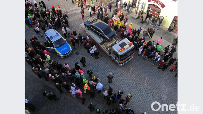 Ein Spezialdienst schleppt den Falschparker ab. Bild: Wolfgang Steinbacher
