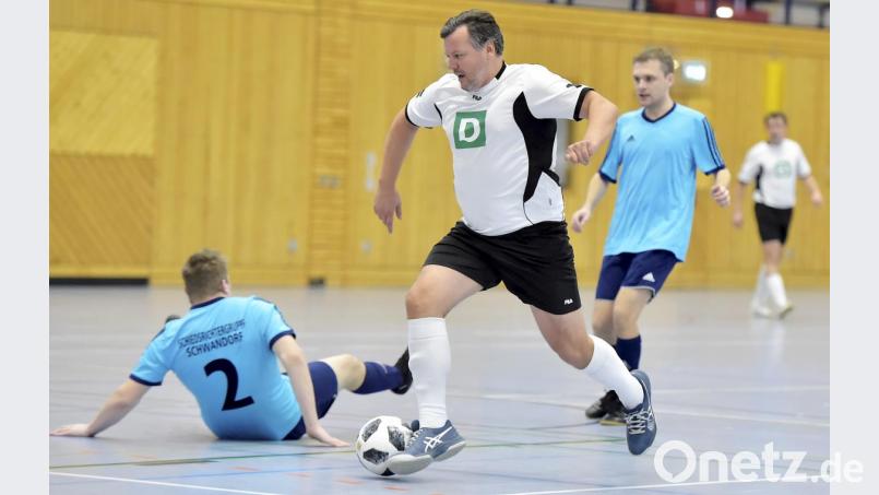 Szene aus dem Spiel: SR-Gruppe Schwandorf (in Blau) - SR-Gruppa Amberg II mit Christian Hummel (Mitte) Bild: Ziegler