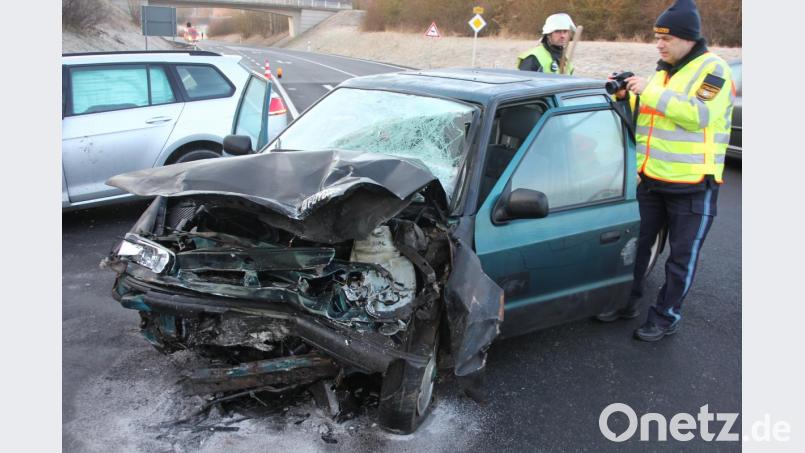 Beim Einbiegen auf die B299 übersah der VW-Fahrer den Skoda. Beide Fahrzeuge krachten ineinander. Bild: kro