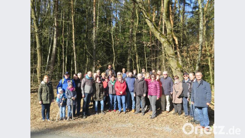 Vor der Wanderung begrüßte CSU Ortsvorsitzender Werner Nickl (rechts) Alt und Jung zur Winterwanderung. Bild: jzk