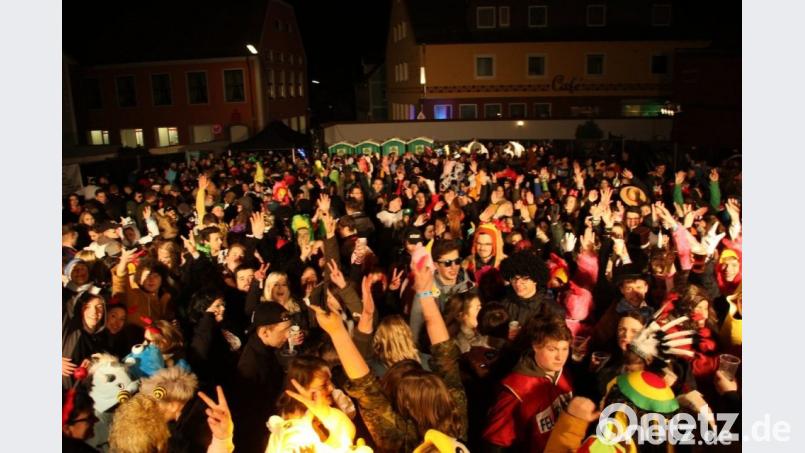 Volle Straßen in Moosbach: So ausgelassen wie beim "Nascha Pfinsta" im Jahr 2018 dürfte es auch beim Weiberfasching am Donnerstag, 28. Februar 2019, wieder zugehen. Archivbild: Frederic Schuller