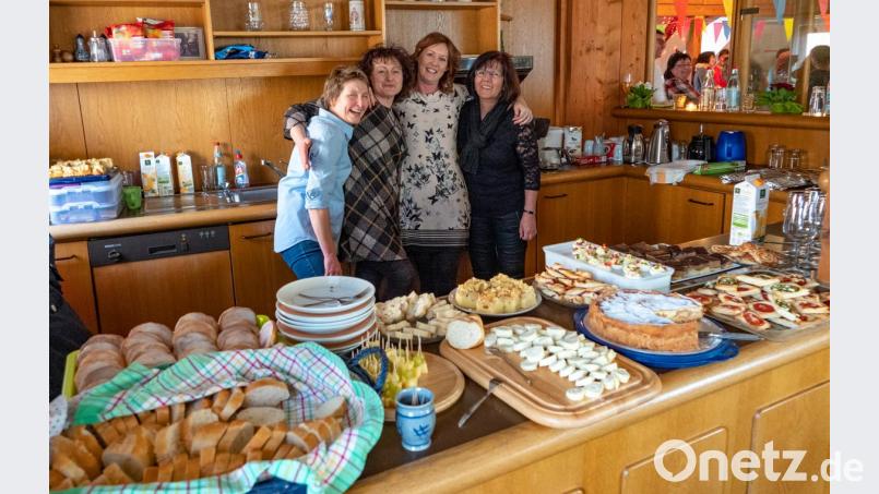 Zu einer üppig bestückten Theke mit selbst gebackenen Kuchen und kleinen Snacks gehört natürlich ein ehrenamtliches Team, das für den Service sorgt. Im Bild von links Carmen Feldmeier, Anna Wechinger, Silke Manner und Rita Irlbacher. Bild: eib