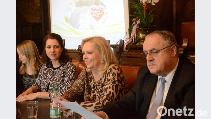 Projektmanagerin Lisa Völkl und Geschäftsführerin Andrea Schild-Janker stellen im Beisein von Kassiererin Dagmar Nachtigall und Bürgermeister Lothar Höher (von links) das Jahresprogramm des Stadtmarketings vor Bild: Kunz