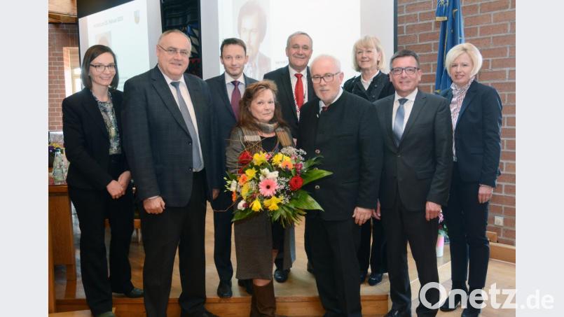 Hermann Hubmann (Vierter von rechts) dankte seiner Frau Lisa für ihre Unterstützung in all den Jahren. Kollegen und Weggefährten verabschiedeten den Sozial- und Rechtsdezernenten in den Ruhestand, (von links): Roswitha Ruidisch (Stabsstelle Presse), die Bürgermeister Lothar Höher und Jens Meyer, OB Kurt Seggewiß und seine Frau Maria, Thomas Würdinger (Agentur für Arbeit) und Nicole Hammerl, neue Leiterin des Dezernates Recht und Ordnung. Bild: Gabi Schönberger