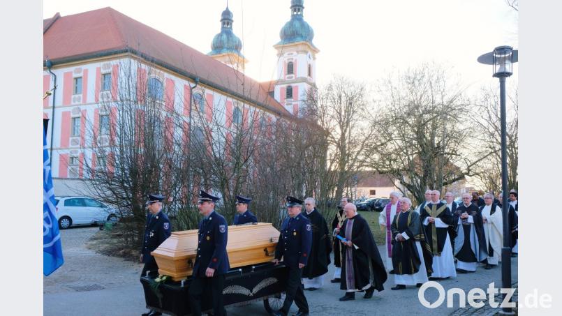 Eskortiert von Kameraden der Freiwilligen Feuerwehr Speinshart wurde der Sarg mit dem Leichnam des Verstorbenen in einem stillen Trauerzug von der Klosterkirche zum Konventgrabim Friedhof Speinshart gefahren Bild: do