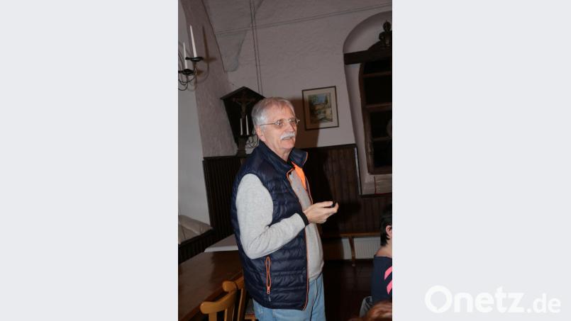 Architekt und Stadtplaner Emil Lehner stellt die Ergebnisse der Fragebogenauswertung vor. Bild: rpp