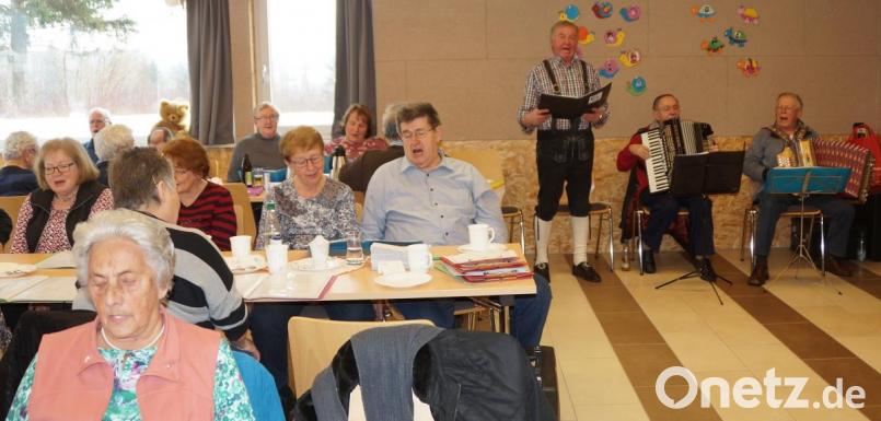 Josef Baumer und Peter Jourgens sowie Humorist Leonhard Bayerl (von rechts) unterhalten die Gäste im voll besetzten Mehrgenerationenhaus. Bild: weu