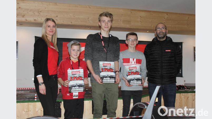 Rennleiter Xavier Tan (rechts) und Vorjahressiegerin Janina Potzel gratulieren Matti und Eric Bischof sowie Matthias Dötsch (von links) zu ihrem Erfolg in der Jugendklasse. Bild: Olaf Herrmann/exb