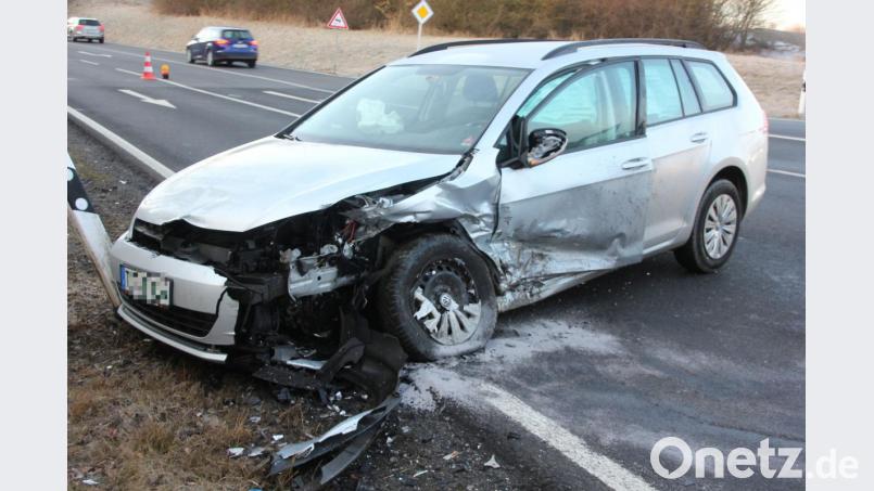 Beim Einbiegen auf die B299 übersah der VW-Fahrer den Skoda. Beide Fahrzeuge krachten ineinander. Bild: kro