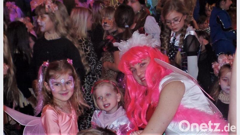 Schmetterling, Prinzessin und „Erzengel Susi“ mit vielen toll kostümierten Kindern. Bild: jml