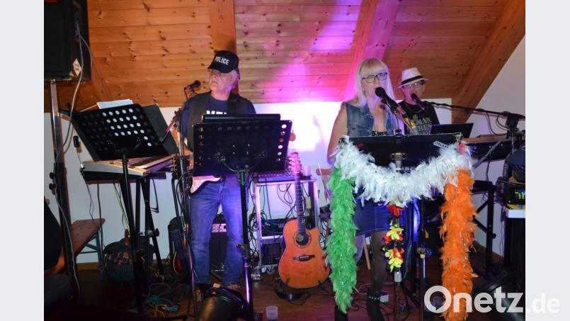 Bestens spielt die Kapelle Schampus beim Kappenabend der Feuerwehr mit Sängerin Sonja auf. Bild: gi