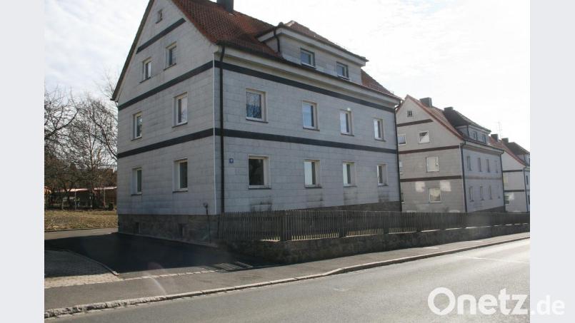 Die vermieteten Gemeindehäuser – Marienstraße 38 (rechts) und 40 (links) – werden nach Beschluss des Marktrates nach und nach saniert. Bild: wro