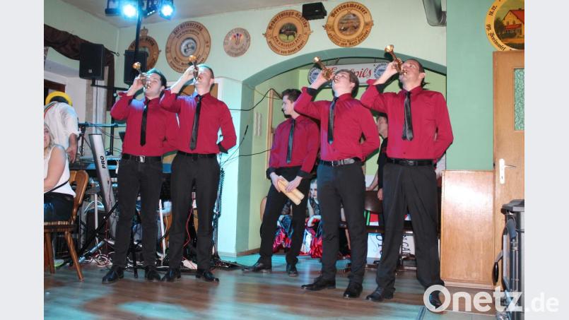 Mit einer Playback-Fanfare eröffnete die Herrenriege von "Public Surprise" ihren 200. Auftritt seit der Gründung vor zehn Jahren. Bild: fjo