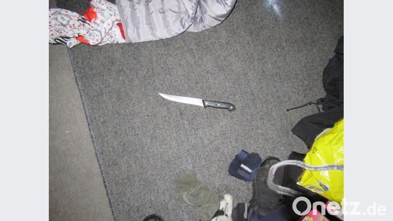 Mit diesem Messer wurden die Beamten bedroht. Bild: piam