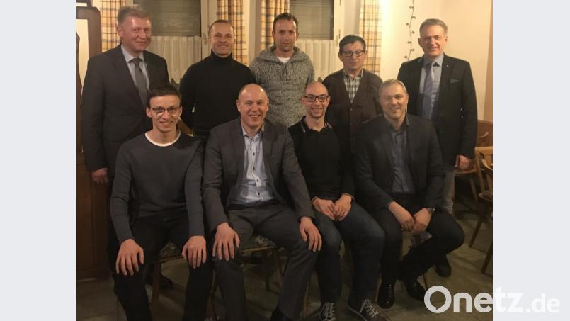 Bürgermeister Lothar Müller (links) und stellvertretender Landrat Roland Grillmeier (rechts) gratulieren dem neuen Vorstand der CSU Plößberg/Schönkirch mit (hinten, von links) Armin Reiter, Marco Bauer, Hans Mayer und (sitzend, von links) Florian Löw, Vorsitzendem Markus Preisinger, Stefan Riebl sowie Jürgen Preisinger. Bild: exb