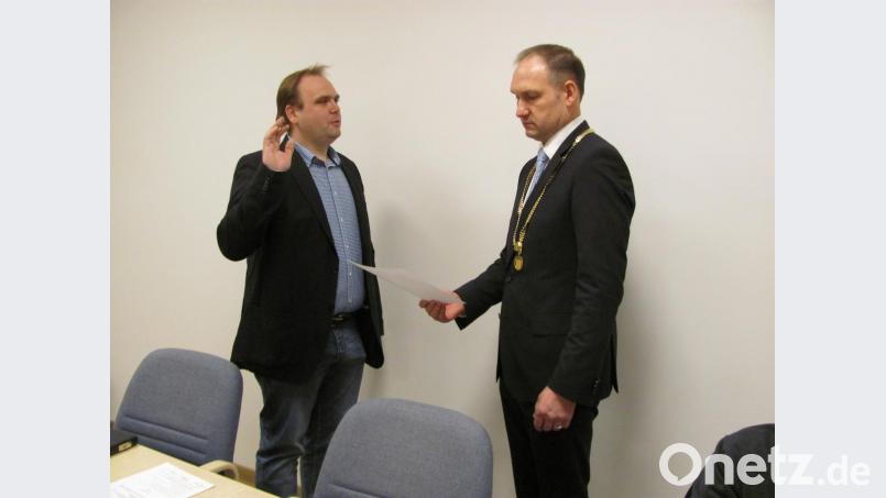Auf den freigewordenen Platz im Manteler Marktrat rückt Matthias Kohl (links) von der CSU nach, der von Bürgermeister Kammerer vereidigt wurde. Bild: sei