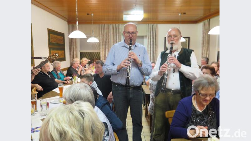 Herbert Storek (rechts) war sehr stolz, dass sein Musiklehrer Georg Obermeier (links) mit ihm zwei Volksmusikstücke spielte. Bild: jzk