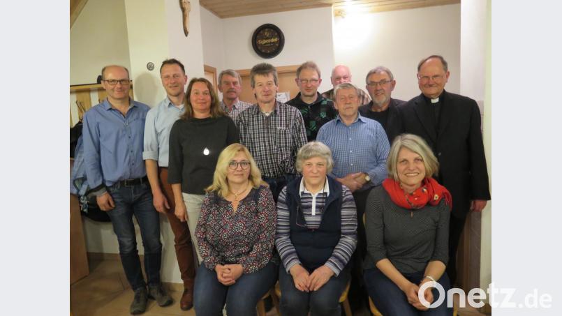 Präses Heribert Stretz und Bürgermeister Josef Etterer (hinten rechts) gratulierten der neuen Vorstandschaft des Kappellenvereins Reuth: Claudia Wachenbrunner, Anni Schreyer, Isolde Schraml (vorne sitzend von links), Robert Schraml, Herbert Tretter, Andrea Rauch, Hans Sieber, Harald Wachenbrunner, Thomas Schreyer, Reinhold Meyer und Adolf Legath (von links), Bild: jzk